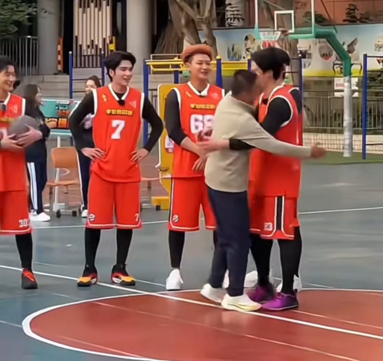 王鹤棣带沈月去了他的中学王鹤棣不是带来了一群人去他的小学吗，怎么其他人不配单独拥