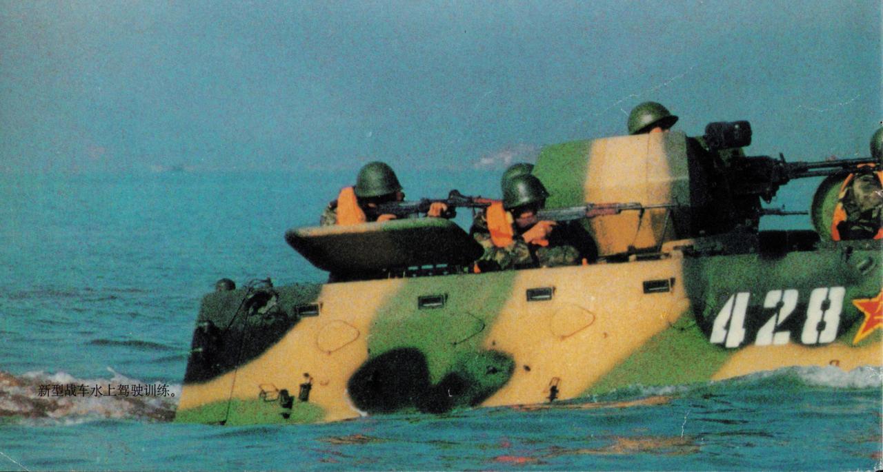 装甲车上的这个轻机枪射手，其手中是87式轻机枪吗？87式枪族中的自动步枪的图片相