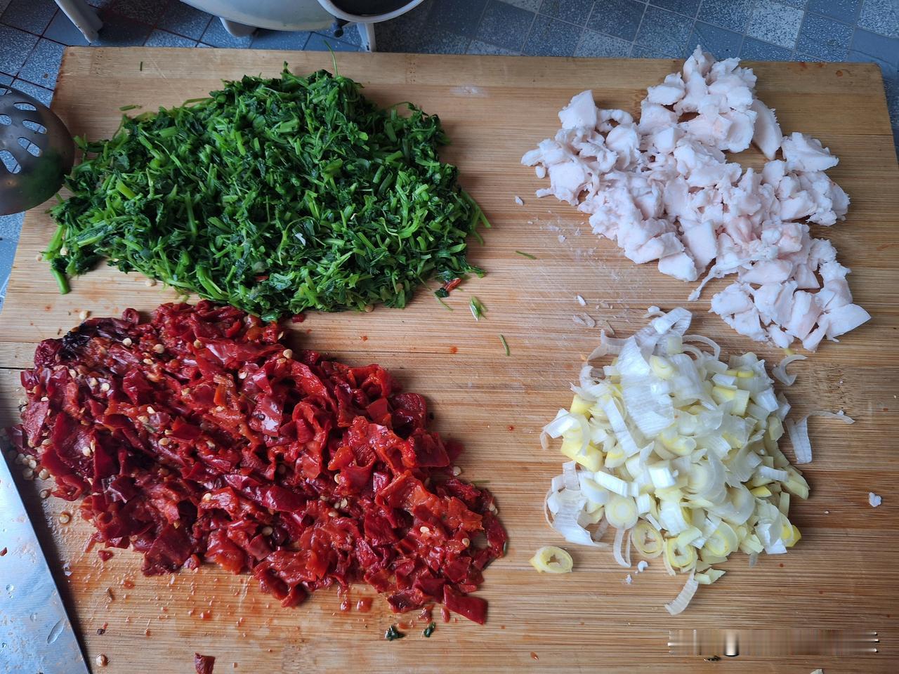 辣椒馅的饺子，色香味俱佳，绿色的是搭配的三叶草。