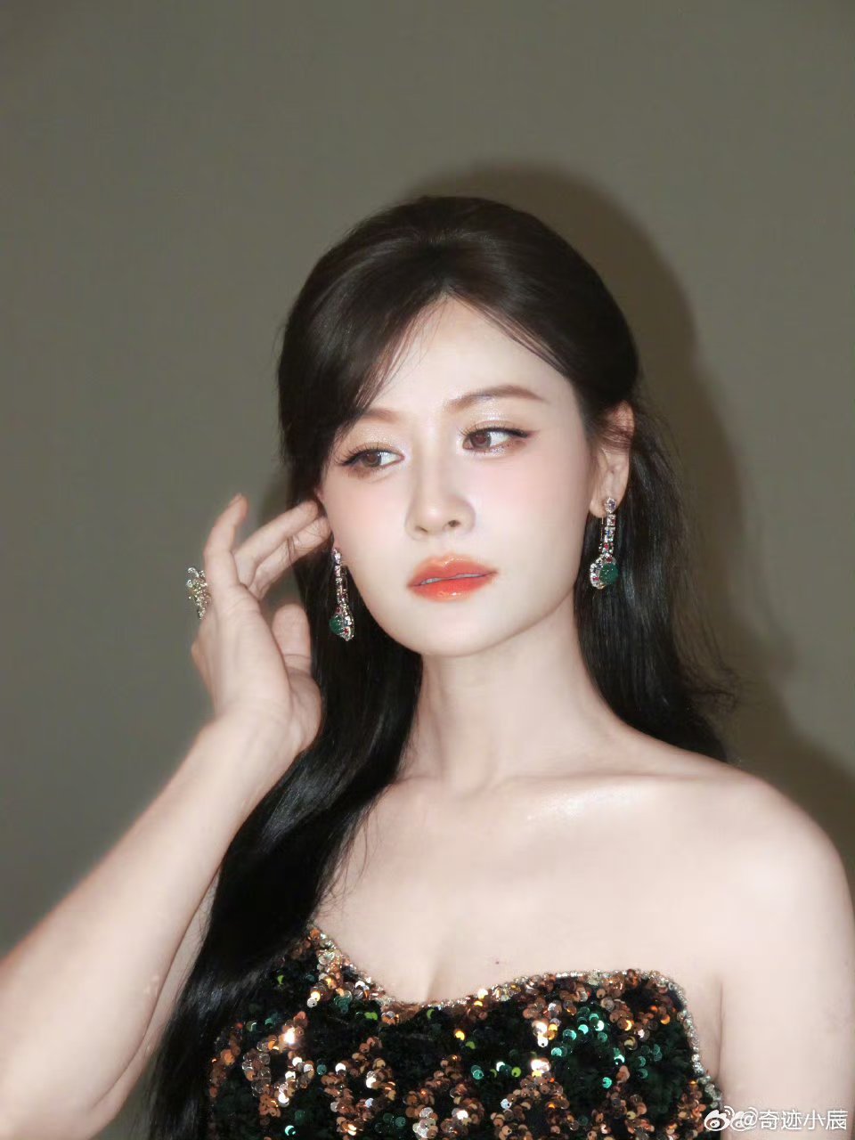 叶一茜初舞台唱了听海谁被叶一茜《听海》舞台惊到了？超女出道唱功在线，初舞台全开麦