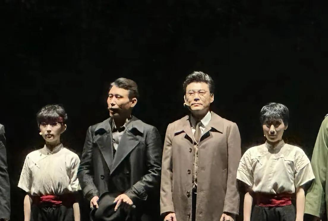 中戏93班：戏里戏外的“有我们”是最动人的坚守昨晚被李乃文话剧谢幕时对朱媛媛“