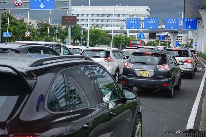 身为广东人，听说去香港澳门都要搞个港澳通行证，实在太麻烦，现在政策有改善了。