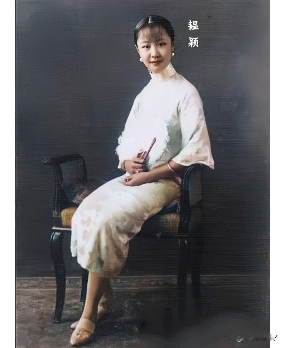 这是溥仪的三妹韫颖年轻时候的一张老照片，拍摄于1928年的天津。这可不是演戏，也