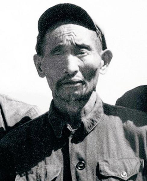 1952年大凉山深处，解放军从奴隶主手中解救出一名双眼溃烂的汉人。战士们看他挺遭
