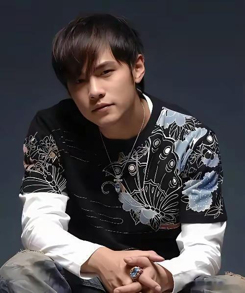 为什么周杰伦再也无法重拾荣光了呢？我说实话，他的粉丝有的已经走完了：上学、毕业、