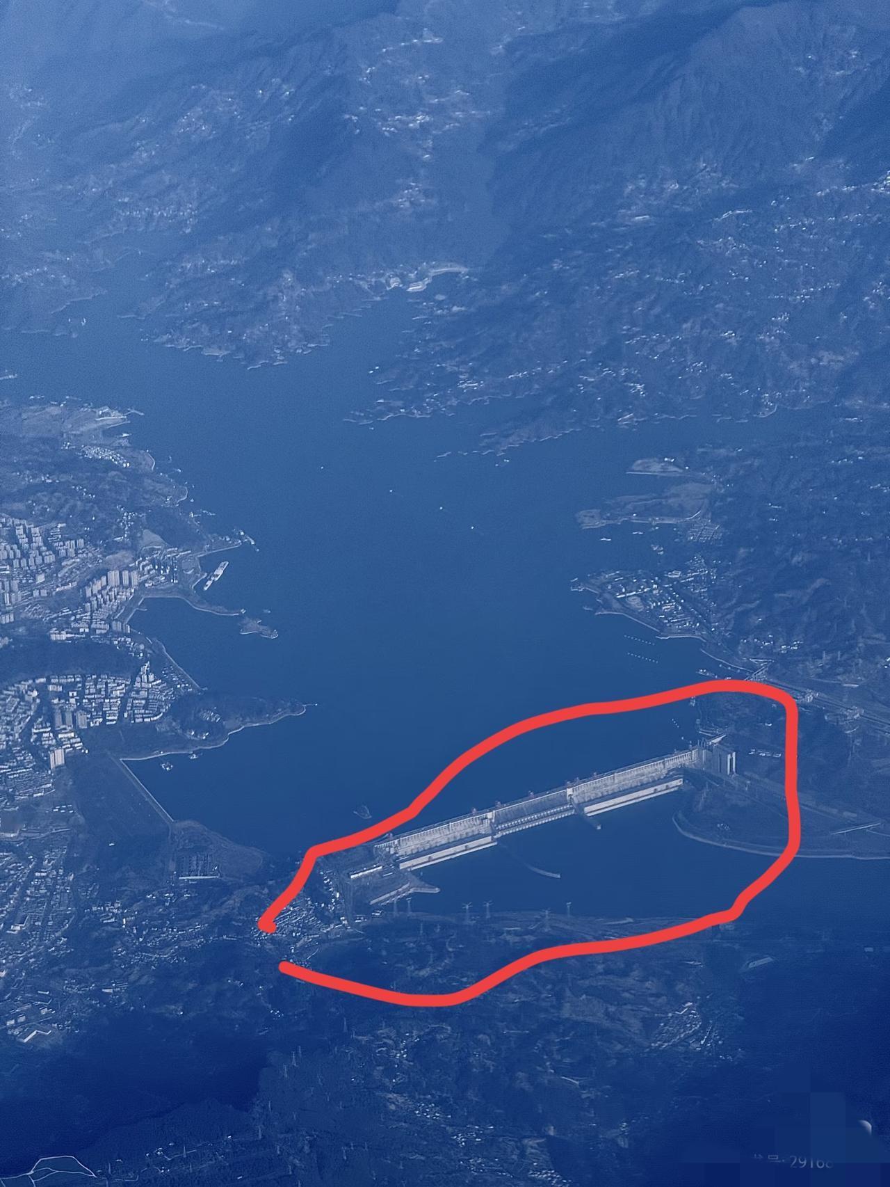 图一，天空下的三峡大坝[捂脸哭][捂脸哭]图二和图三是地下的景色[捂脸哭][捂脸哭]