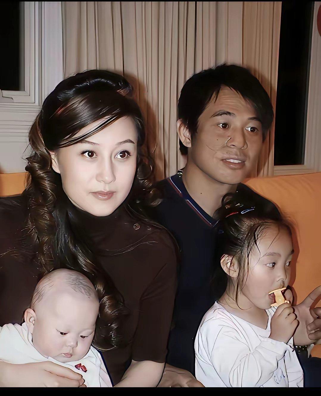 印象中的利智似乎从来没有开怀大笑过，她总是浅笑即止