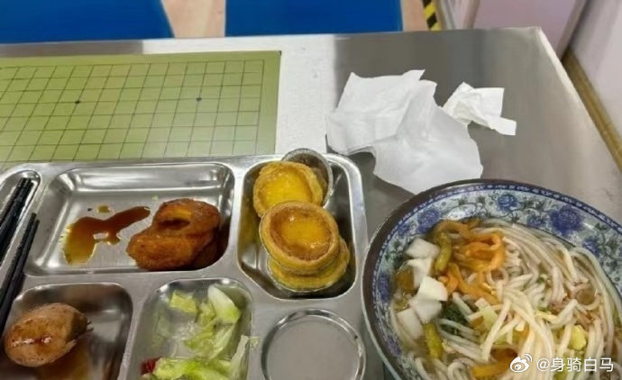 被体制内食堂阿姨说了，好尴尬…大学生为省掉1块钱的打包费