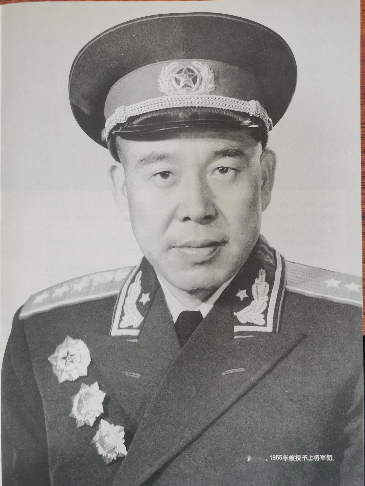 革命成功后，开国上将黄永胜回到湖北咸宁老家，路过一家小饭馆，就进去吃饭。结账的时