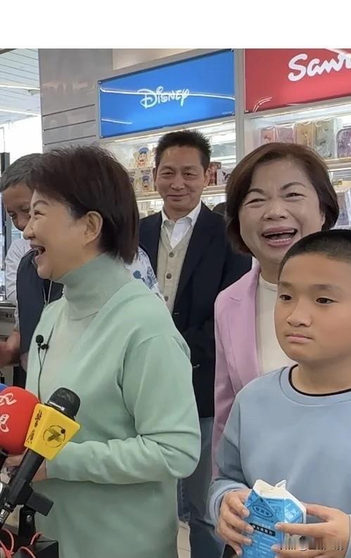 卢秀燕未回应市长提名问题杨琼璎大笑对于下届台中市长提名人选尚未产生，台中市