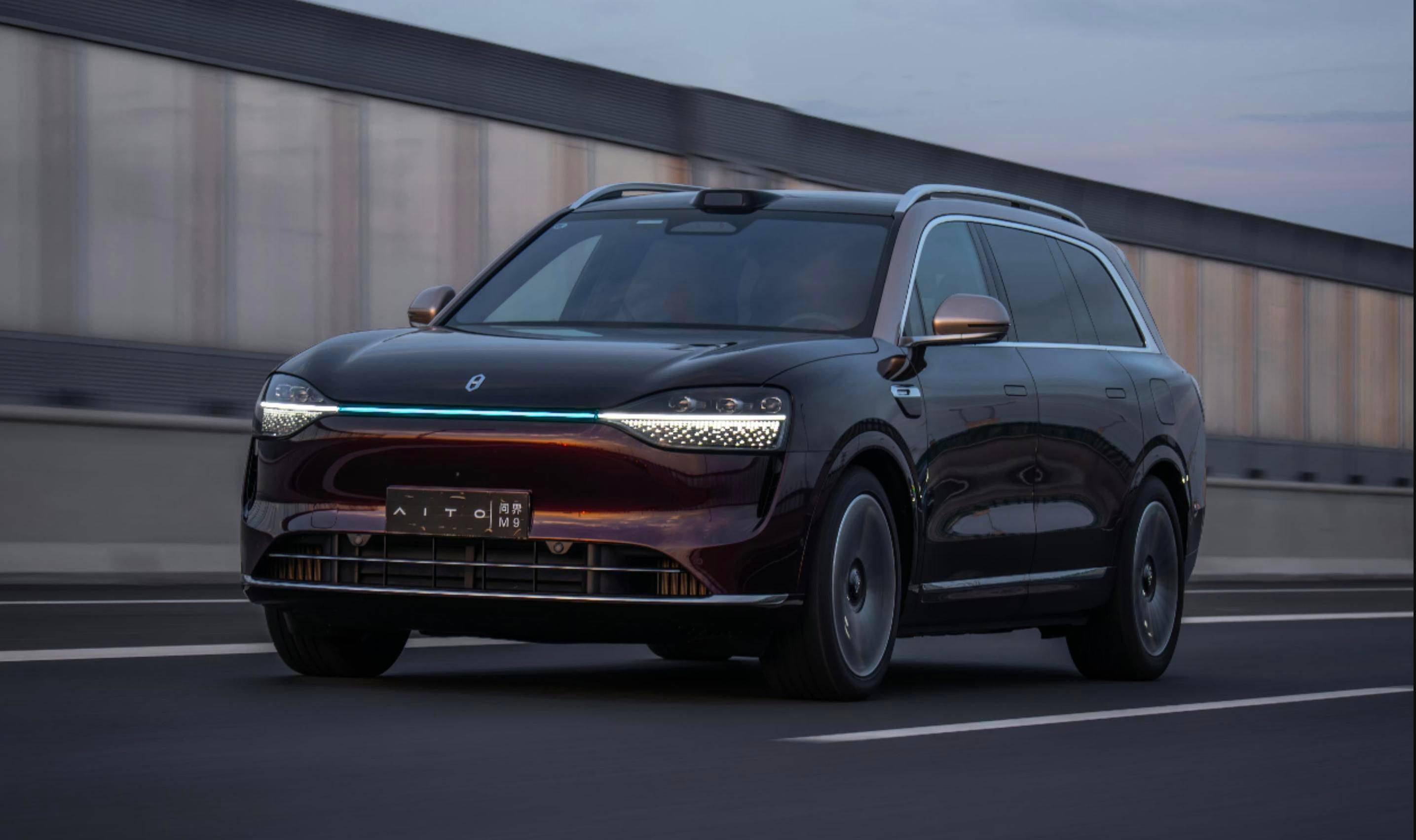 我看现在网上铺天盖地的通稿，都说小鹏的VLA2.0智驾系统表现特别好，吊打华为的