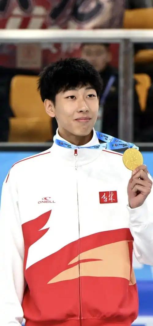 冬奥会那个决赛，很多人只看见孙龙的0.03秒，却没读懂林孝埈被淘汰的真相。孙龙