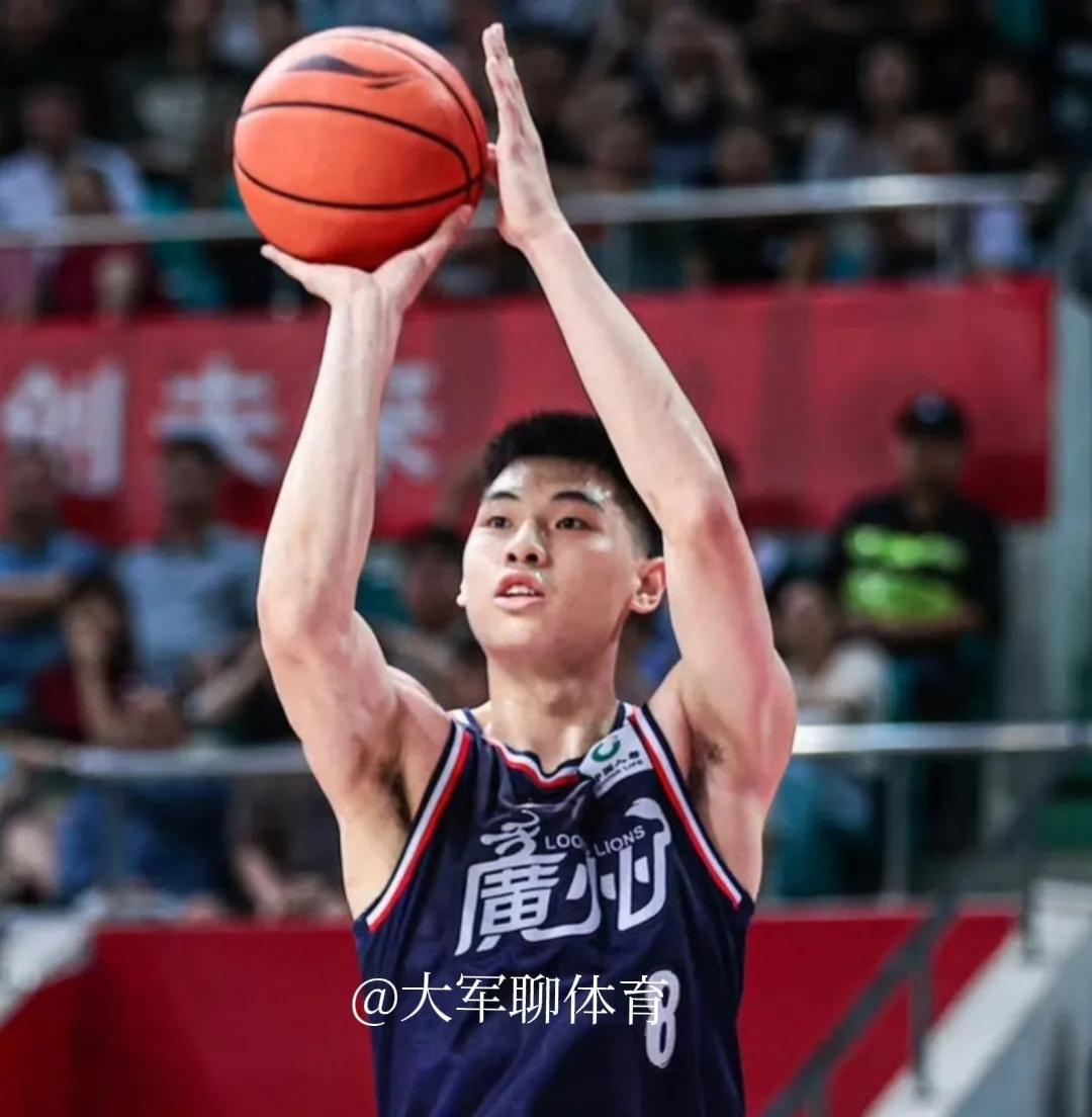 CBA联赛休赛期，各家俱乐部的抢人大战已经拉开帷幕。据知名媒体人透露，广州龙狮