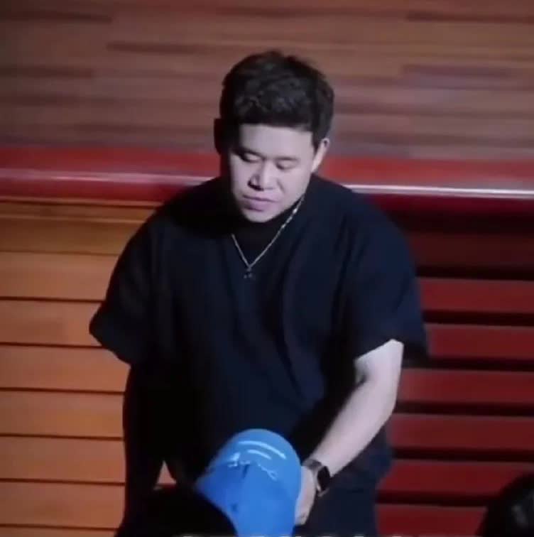 主持人现场采访一位抑郁症男患者。主持人为了让他从抑郁中走出来，故意拿结婚来引诱他