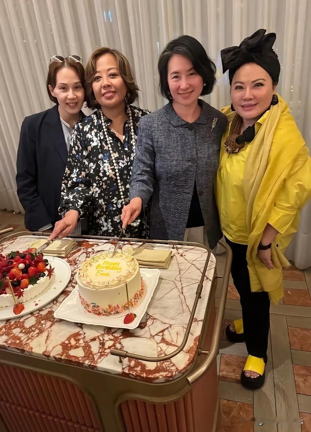 64岁何超琼现身闺蜜杨颖欣的生日聚会，三个契女齐齐到场，场面格外温馨热闹。何超琼一身简约灰色外套，短