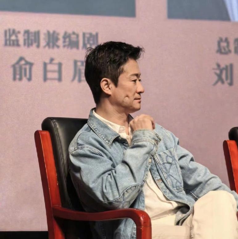 吴京得多加注意身体健康呀！3月27日下午，五经参加活动，他坐在椅子上，用手撑