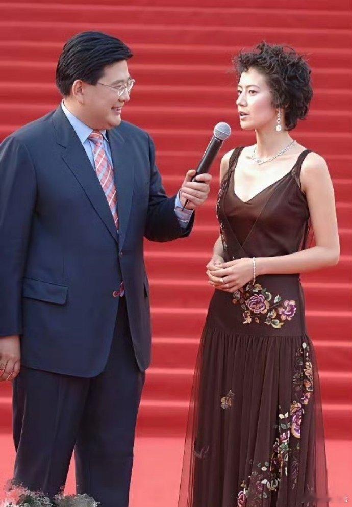 高圆圆这是和化妆师有仇，这爆炸头，太大妈风了，显老啊？ ​​​