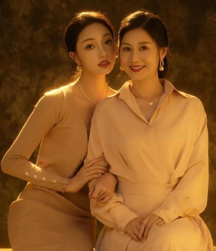 你能分辨出哪个是妈妈哪个是女儿吗？