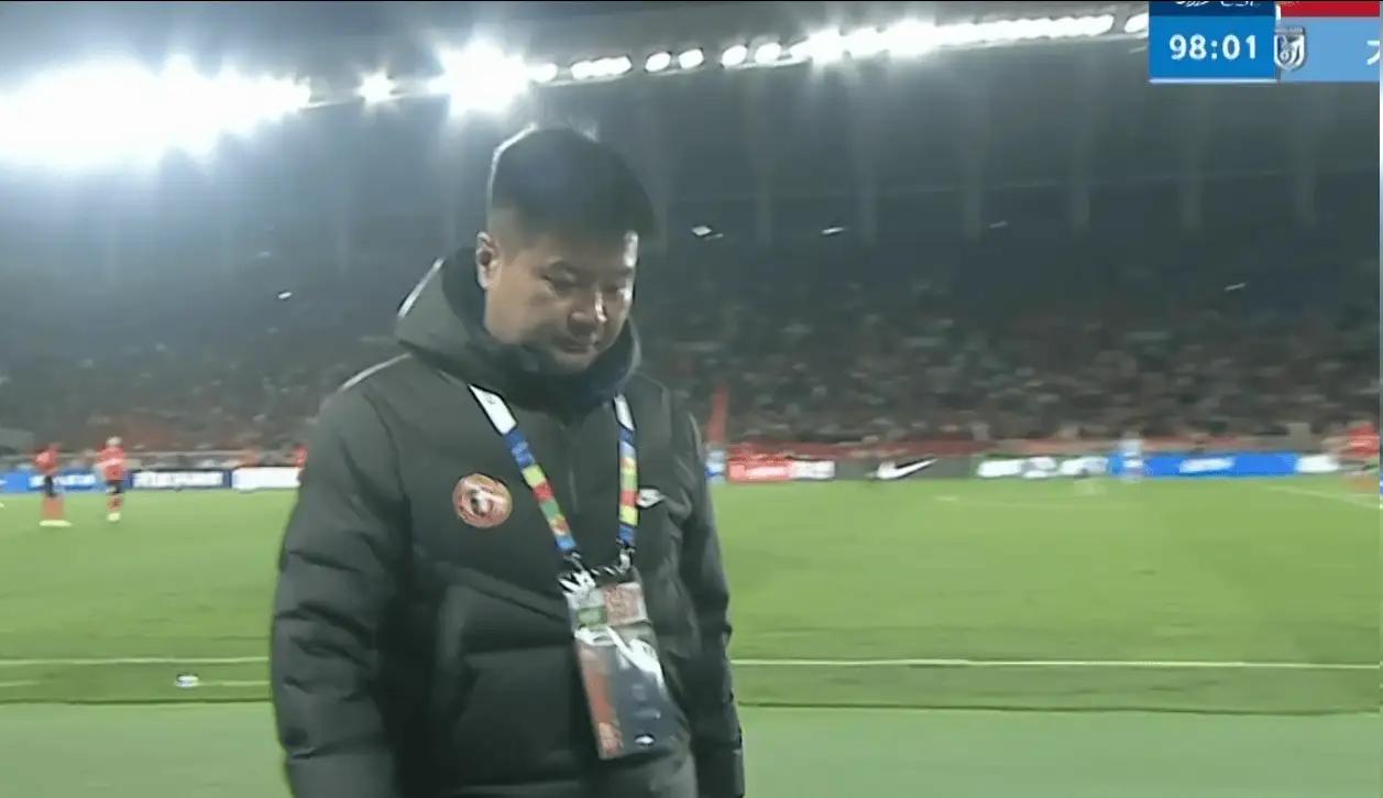 输了辽宁德比，李金羽看似垂头丧气，但内心应该是很不服气，所以径直走回休息室，又上