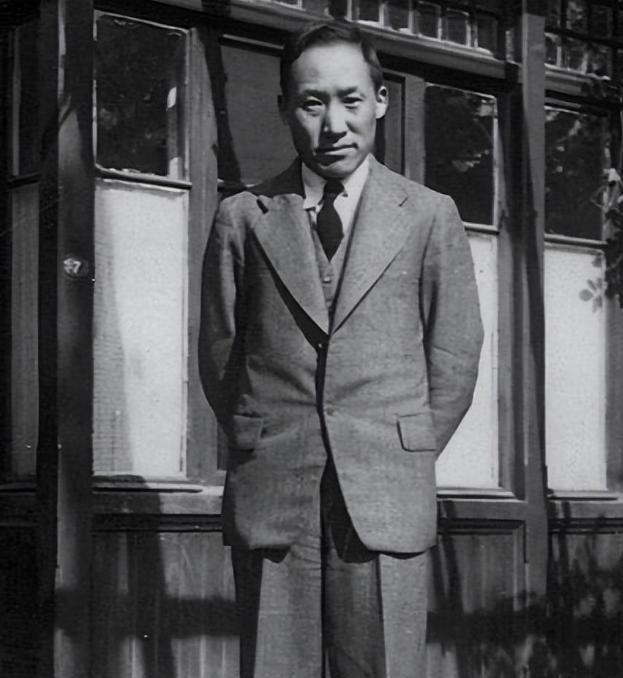 1972年，钱三强走在大街上，突然被一衣衫褴褛的老人拉住，90度鞠躬：“给我点钱