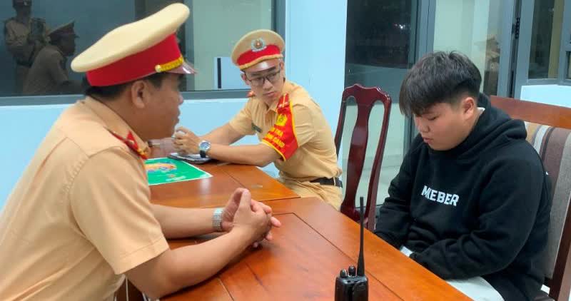 越南岘港警方抓获的少年犯罪团伙，收缴刀具长钢管，这些人攻击路人图片来源越南人