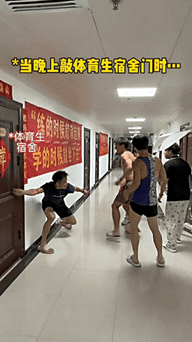 每每看到这个，我都会不禁感慨，年轻就是本钱呀，怀念当时的大学宿舍生活。