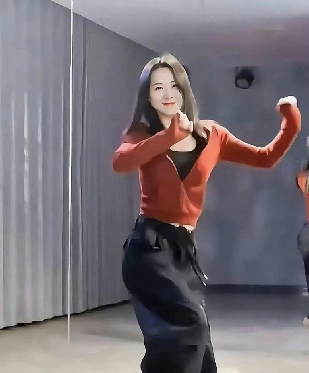 哇！这竟然是贾玲！瘦身成功后她的变化太大了，第一眼竟没反应过来。这状态，没有大的