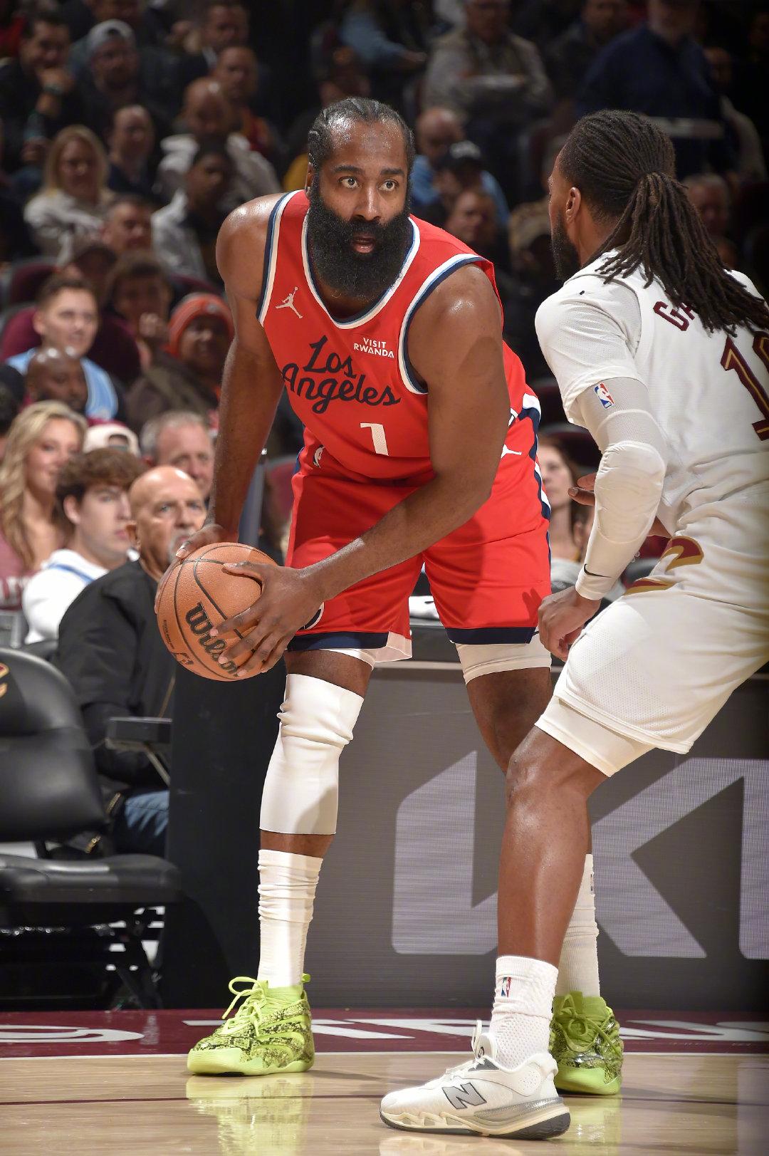 哈登还是老了！昨天刚拿到赛季新高的55分，今天又要背靠背，果然还是累了。今天投