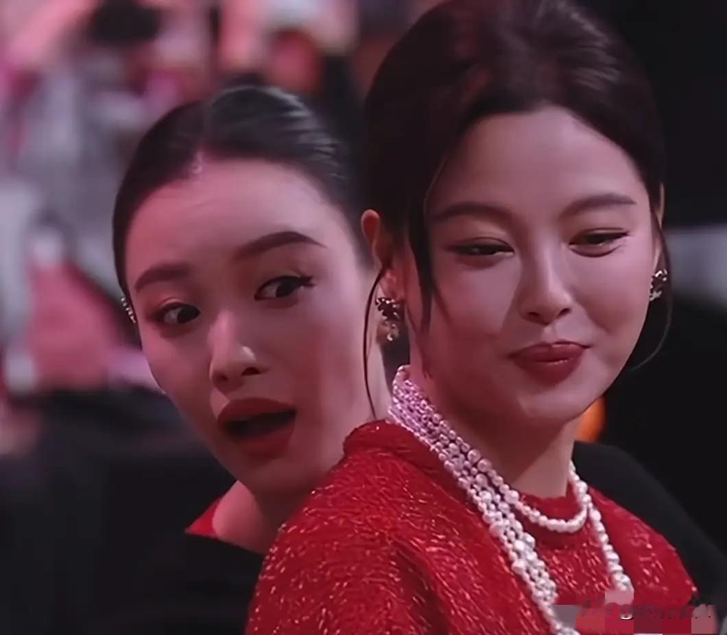 倪妮这吃瓜表情，换谁都想一探究竟。微博之夜，因为一个换座风波几天热度不减，又有
