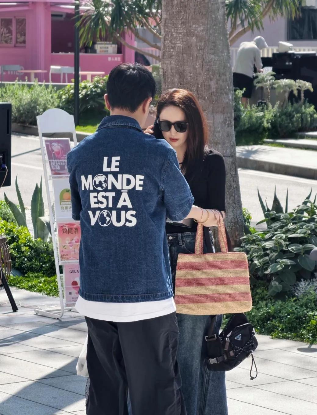 董璇三亚生图，这状态我服了！47岁董璇三亚被偶遇，黑上衣配牛仔裙，皮肤白皙