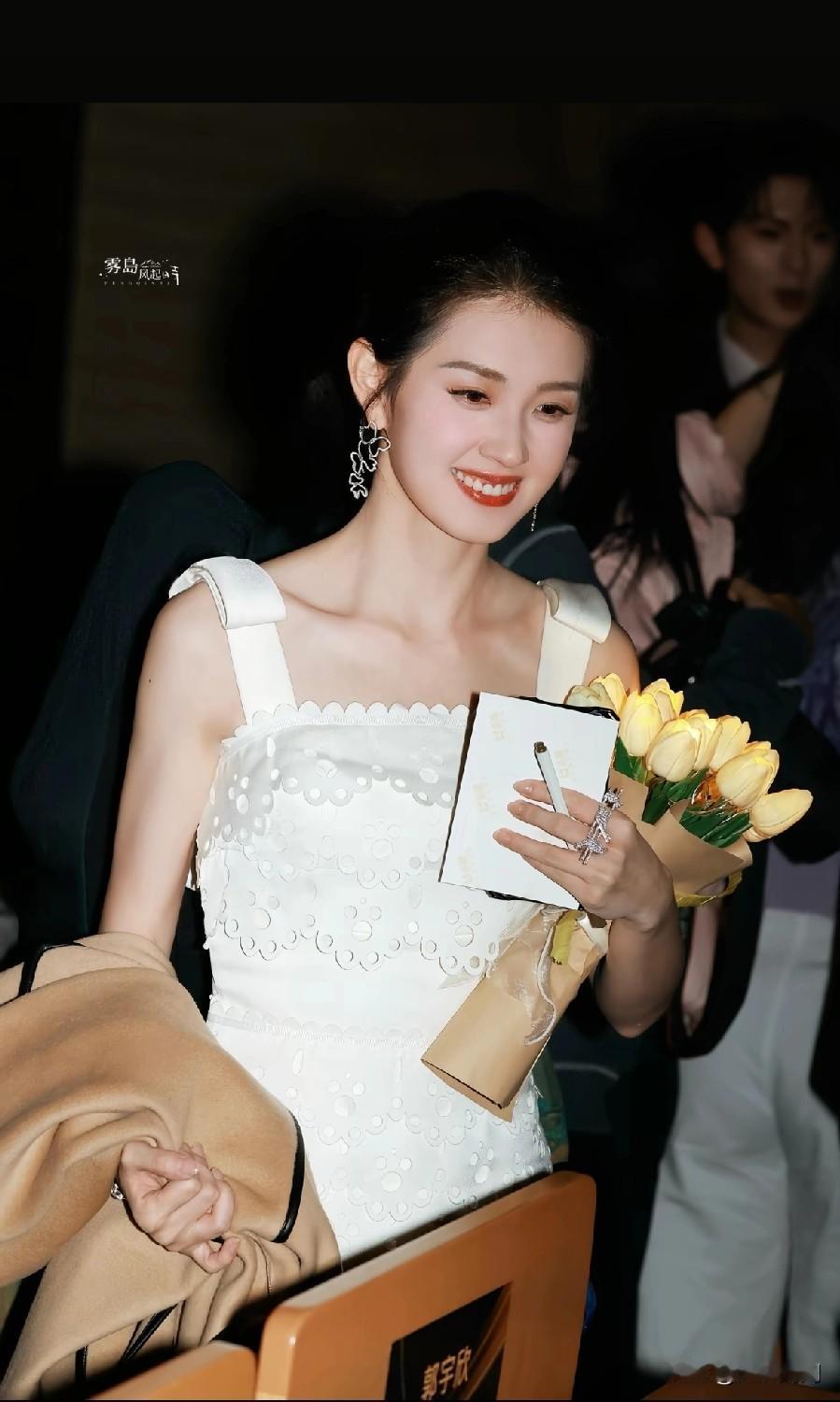 果然人一定要多读书啊红果短剧那个红毯，主持人问“通往幸福的门是什么门”，她脱口