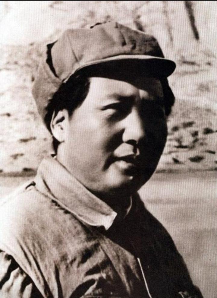 有一位将军因工作需要找毛主席批准经费，携带枪支被警卫员拦下。谁知毛主席不仅给他批