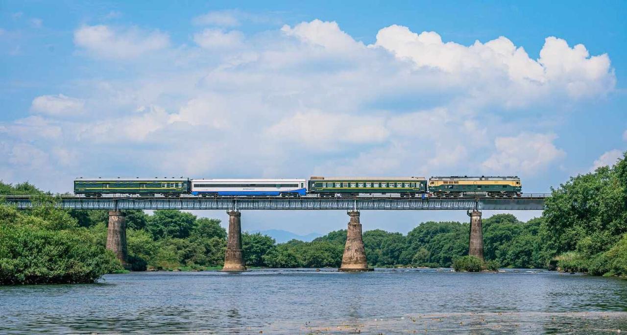 走进宫崎骏的夏天湘桂铁路桂林段，列车跨过漓江，行驶在原生态的山水美景中，夏日猛
