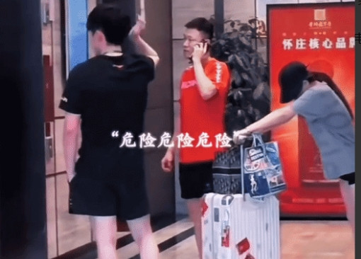 大头这边界感也是绝了，本来在等电梯等的好好的，一位美女推着行李箱也要进电梯。这