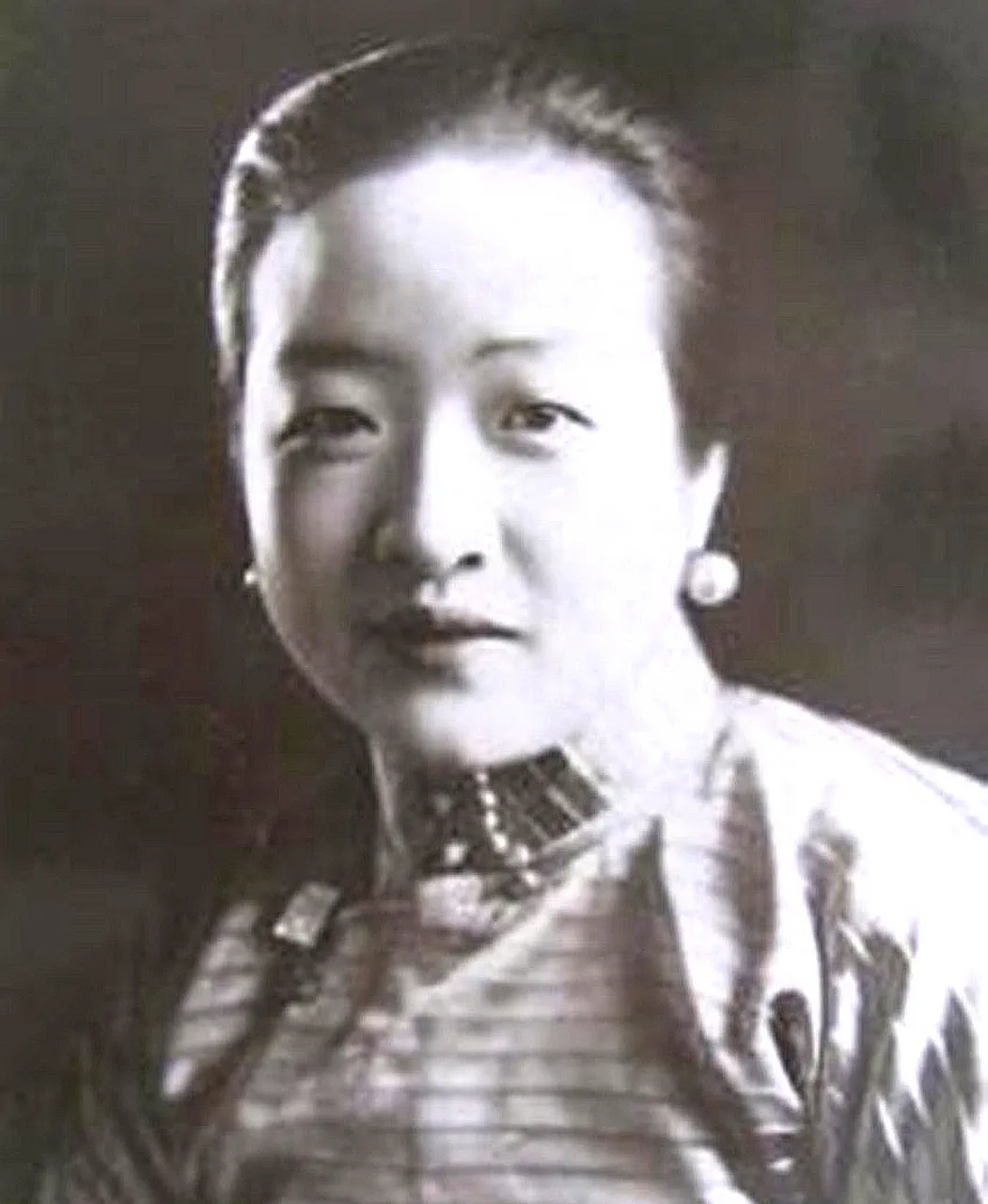 抗战胜利后，宋子文看到昔日恋人盛爱颐，深情地对她说：“好久不见，你还好吗？”谁知