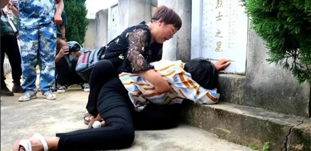 1984年，新婚三天的丈夫上前线打仗不幸牺牲。不料，她的妻子却立马改嫁给了他的亲