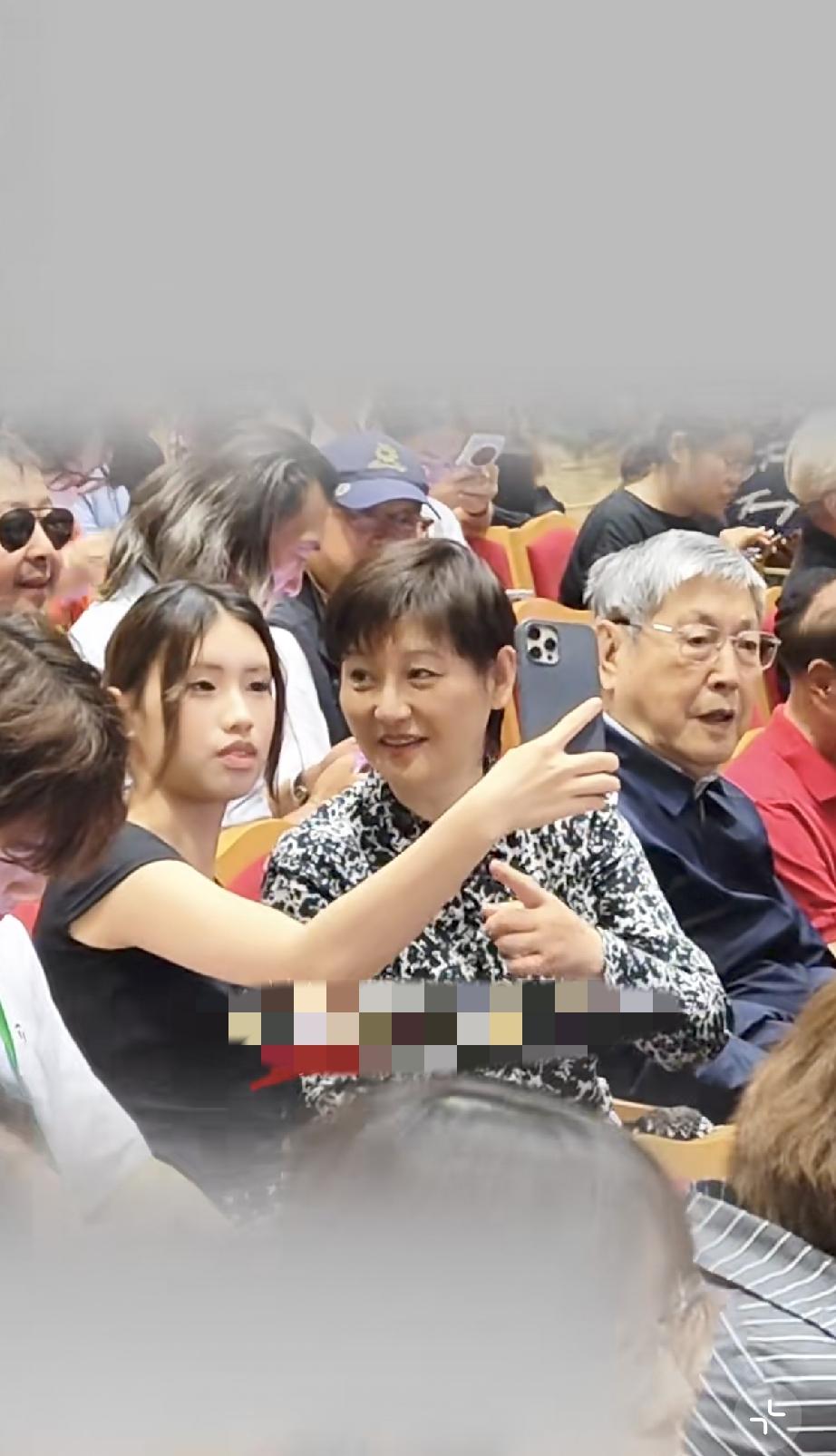 6月17日，徐帆带着养女徐朵现身北展参加电影《抓特务》的首映礼，二人关系可真好，