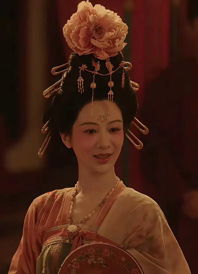 这妆造也几乎一模一样啊。我觉得还是新丽的审美有点过于网红。​​​