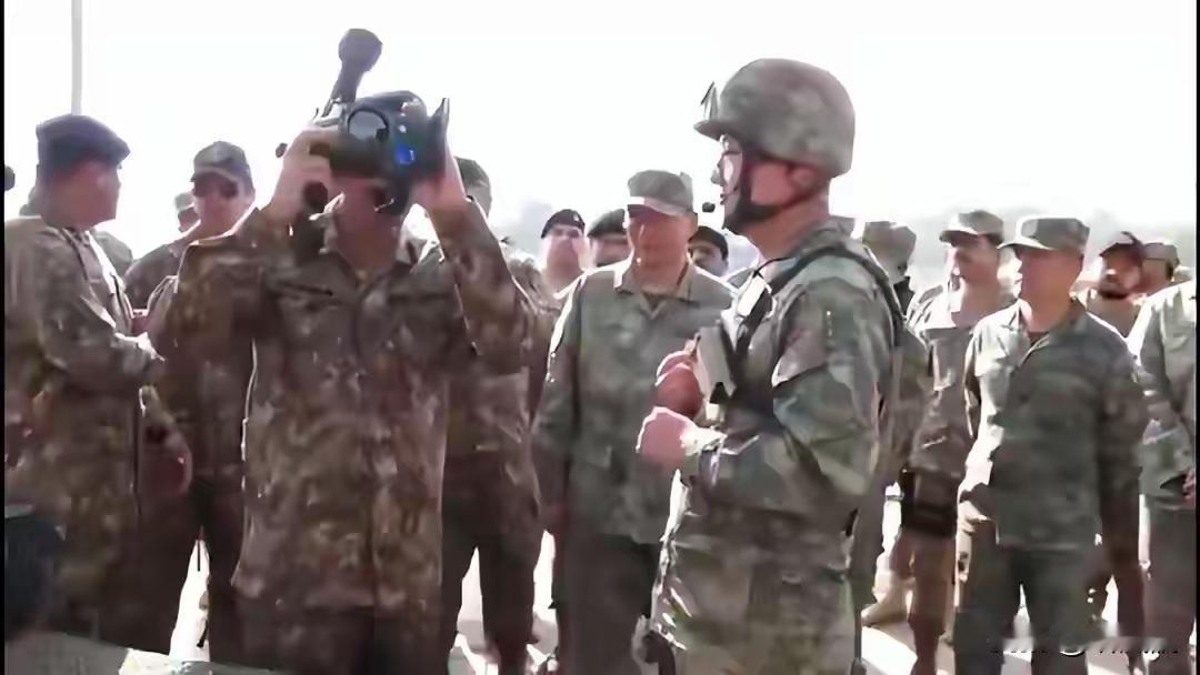 2025年12月2日，中巴军演营地来了巴基斯坦军方高级将领。他亲自上手体验了解放