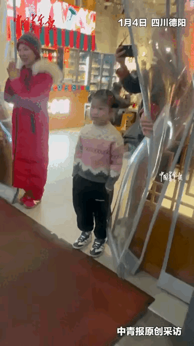 小女孩火了！近日四川德阳一家饭店，出现超精彩一幕。小女孩正吃饭，一下被音乐吸引。