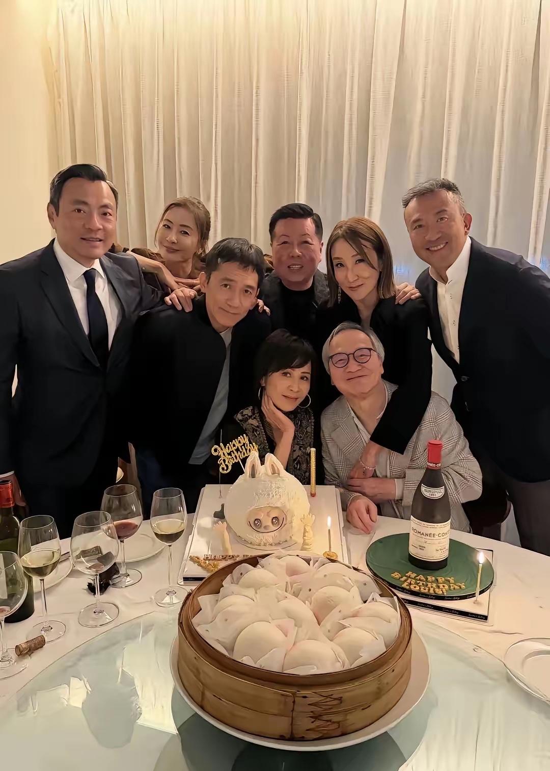 简单而温馨，刘嘉玲六十大寿生日会。人不算多，场面也不大，都是至亲好友；刘嘉玲还是