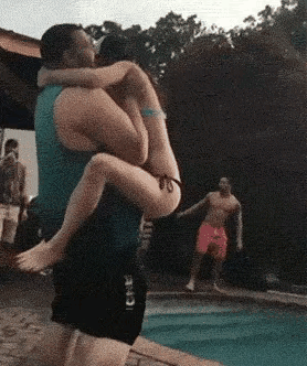 完了，这一下子轻则骨折休养一年，重则脊柱受损导致瘫痪卧床不起，秀恩爱也得找个靠谱