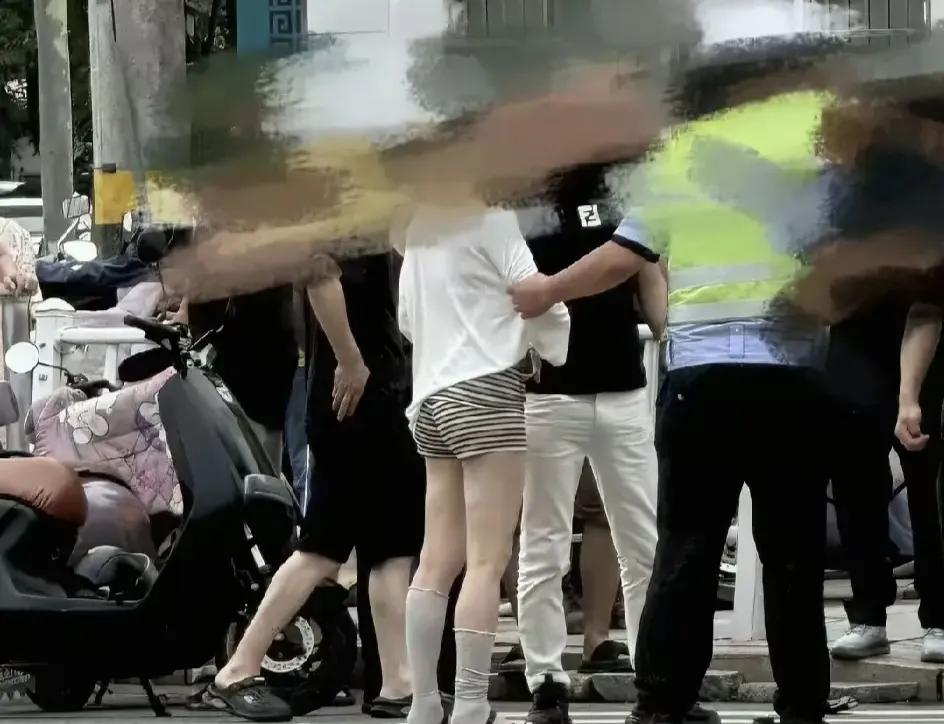 脚上套拖鞋，毛边袜，一只还没穿好，安徽广德女司机让人大跌眼镜安徽广德那位女司机