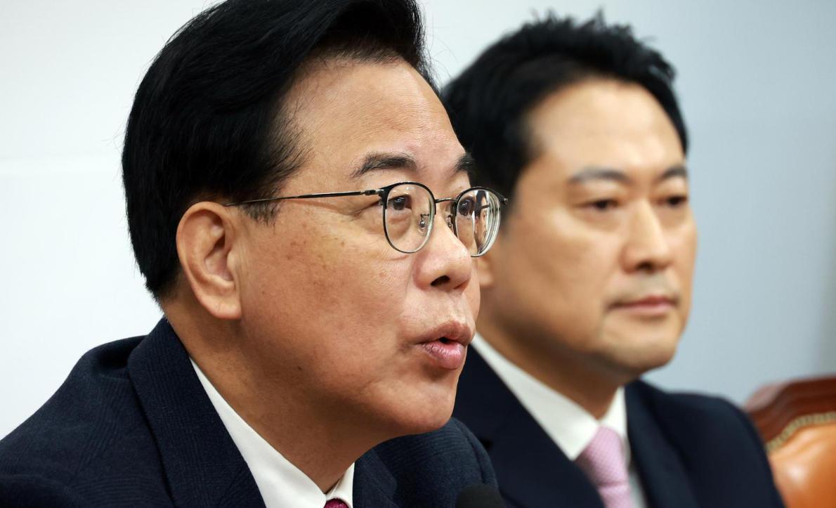 韩国媒体消息，11月24日国民力量党在国会最高委员会会议上猛烈抨击李在明政府。院