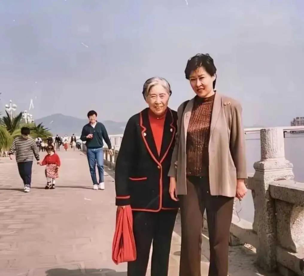 1990年，70王光美与38女儿刘亭亭，母女倆太像了。王光美的气质到老都出众，刘