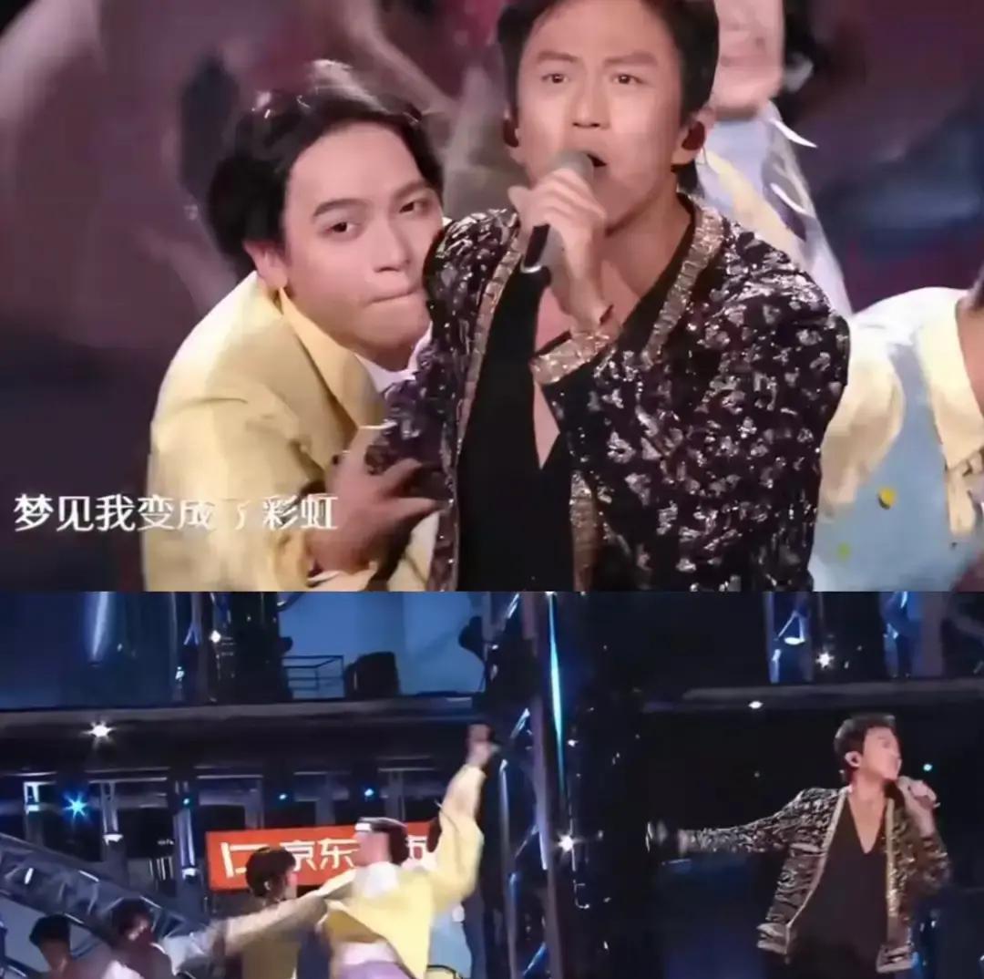 邓超一开口，收视飙到3.8台下观众举着手机蹦，台上伴舞追着他跑。彩排时别人