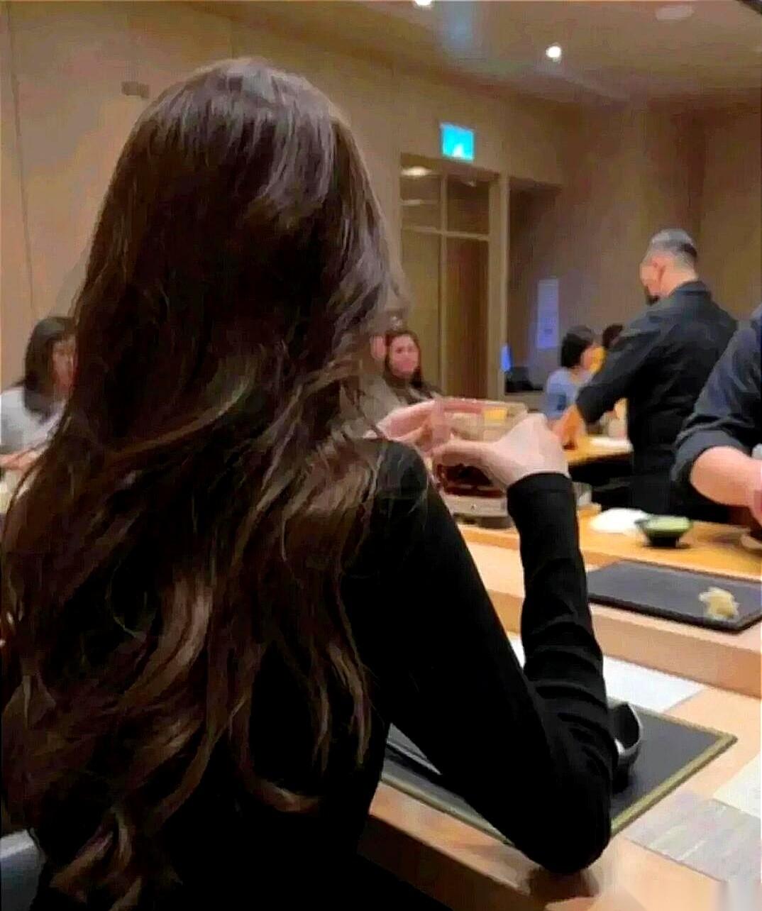 我老公以前跟过一个黄老板，50多岁，做建材的。他说老板家里有三个女人，三个人谁也