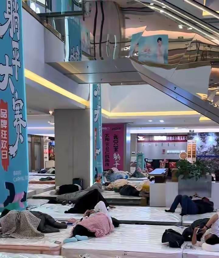 11月16日19时53分，内蒙古包头市第三届喜临门“躺平大赛”决出第一名，这名胜