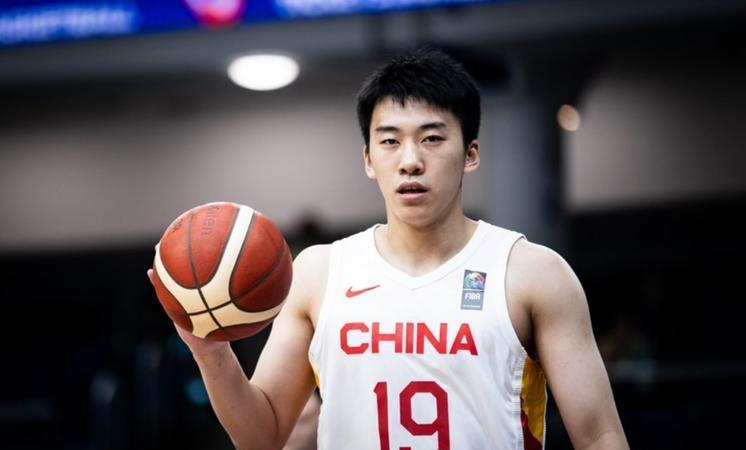 王俊杰在亚洲杯上的表现能给中国男女篮在选人用人方面带来三个改变。1，只要是块料