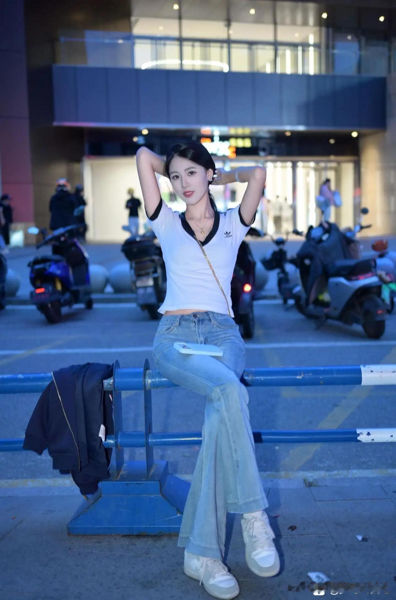 什么样的穿搭可以成为气质女神?夜晚街头的时尚少女，黑白条纹T恤搭配牛仔裤，轻松